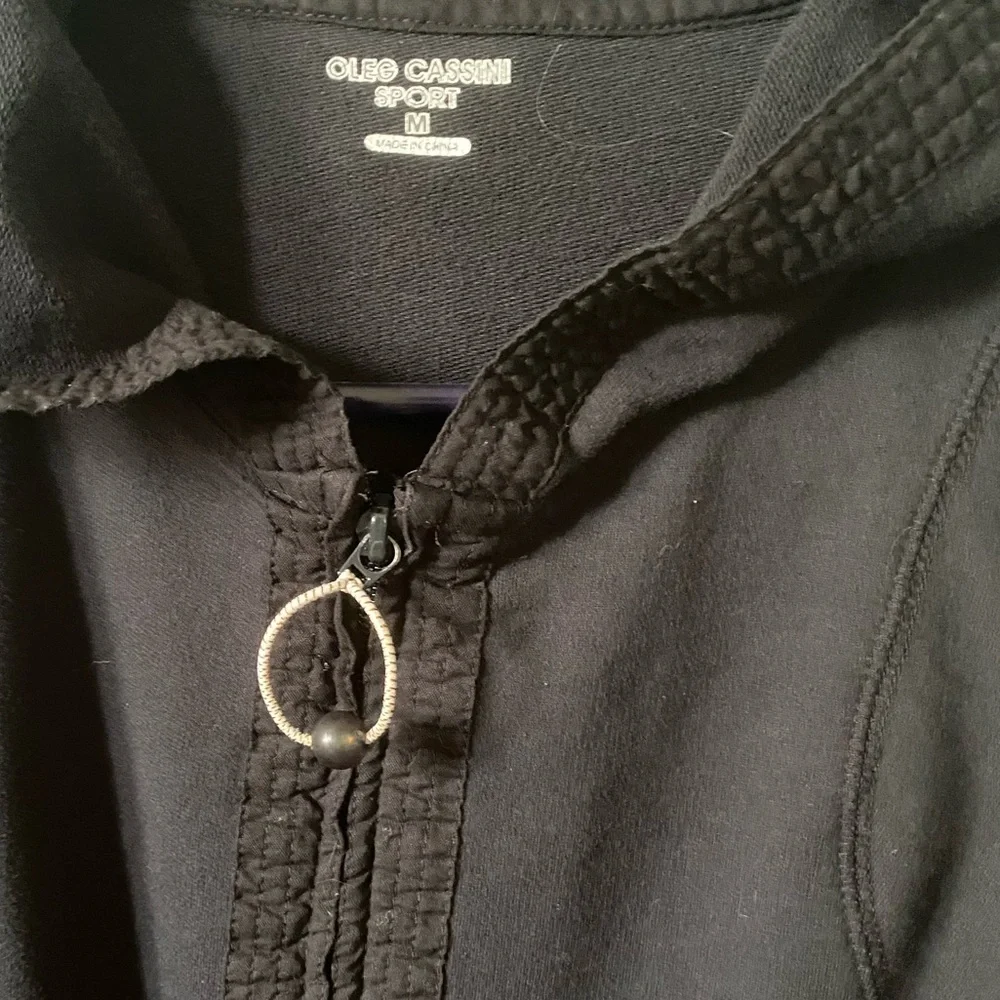 Oleg Cassini Black Sleeveless Hoodie - Picture 7 of 8